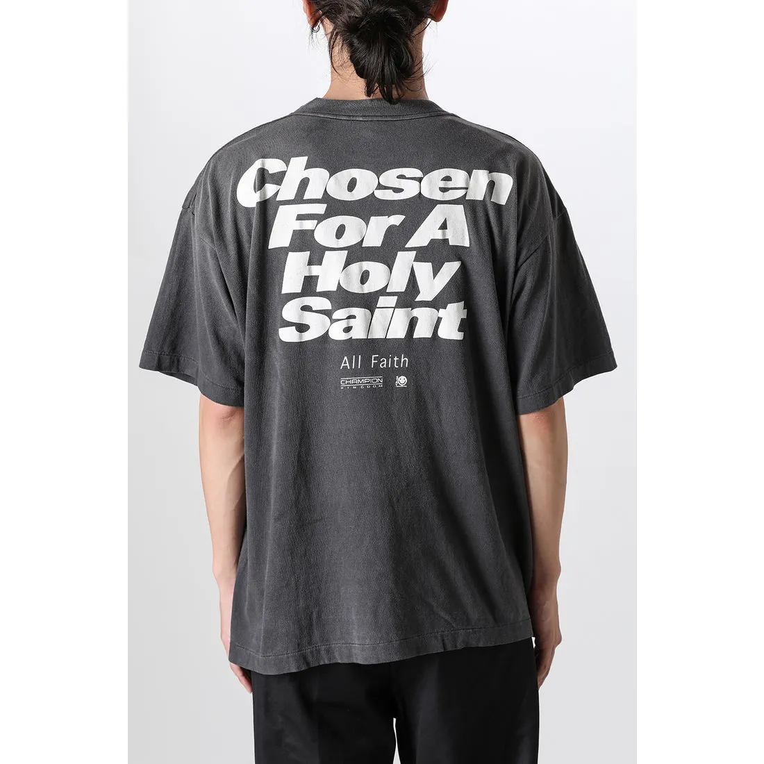 SAINT Mxxxxxx CHOSEN SS TEE/BLK Burst pattern/fingerprint print Chosen Tee Washed black S-XL Look for cylindrical fabrics without side seams. Don’t buy open-width fabrics anymore. It’s boring. Assute garment dyeing. Spray the whole piece with Ma Liu. Re-spray heavy fade. Collar and cuffs are frayed. Many places are broken. Authentic grade printing restored. Original consistent main mark/wash mark/with little angel anti-counterfeiting label.